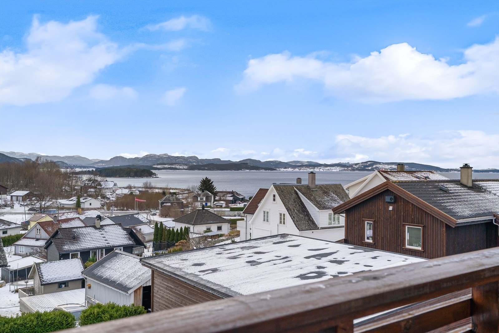 Boligen er beliggende i et rolig og familievennlig boligfelt på Jørpeland, med kort vei til sentrum, skoler, barnehager og flotte turområder. Galleribilde