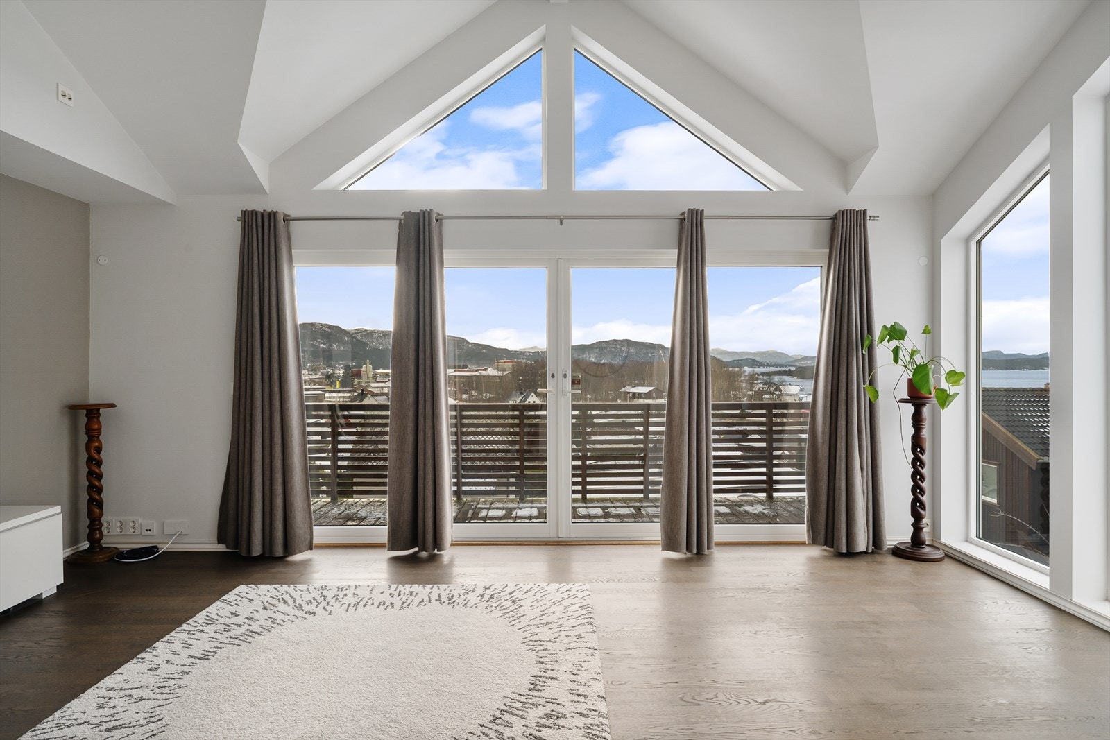 Romslig loftstue Galleribilde