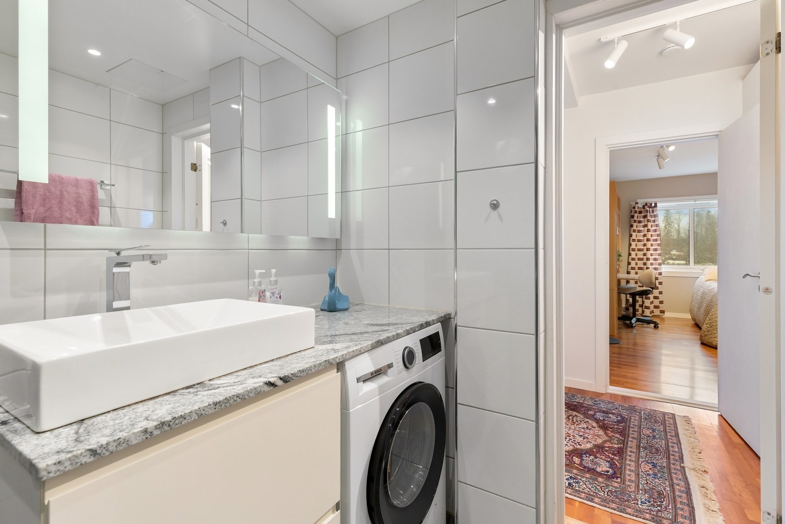 Innredningen består av et vegghengt servantskap, speil med belysning og opplegg for vaskemaskin. Galleribilde