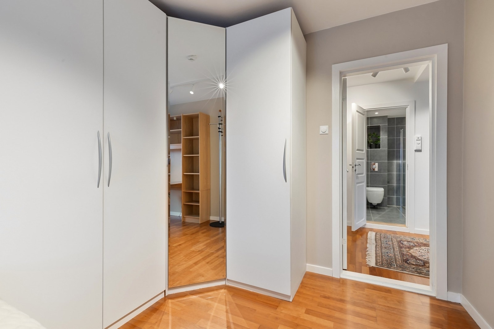 Leiligheten disponerer i tillegg to eksterne boder på til sammen 7 m² for ekstra lagring. Galleribilde