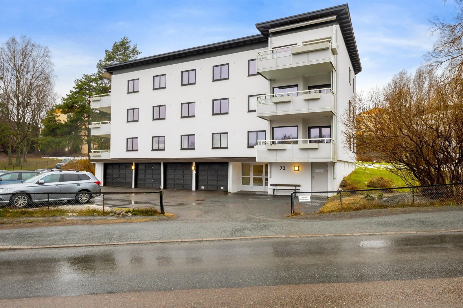 Leiligheten ligger i en boligblokk fra 1957 i et rolig og veletablert nabolag på Nadderudjordet. Galleribilde