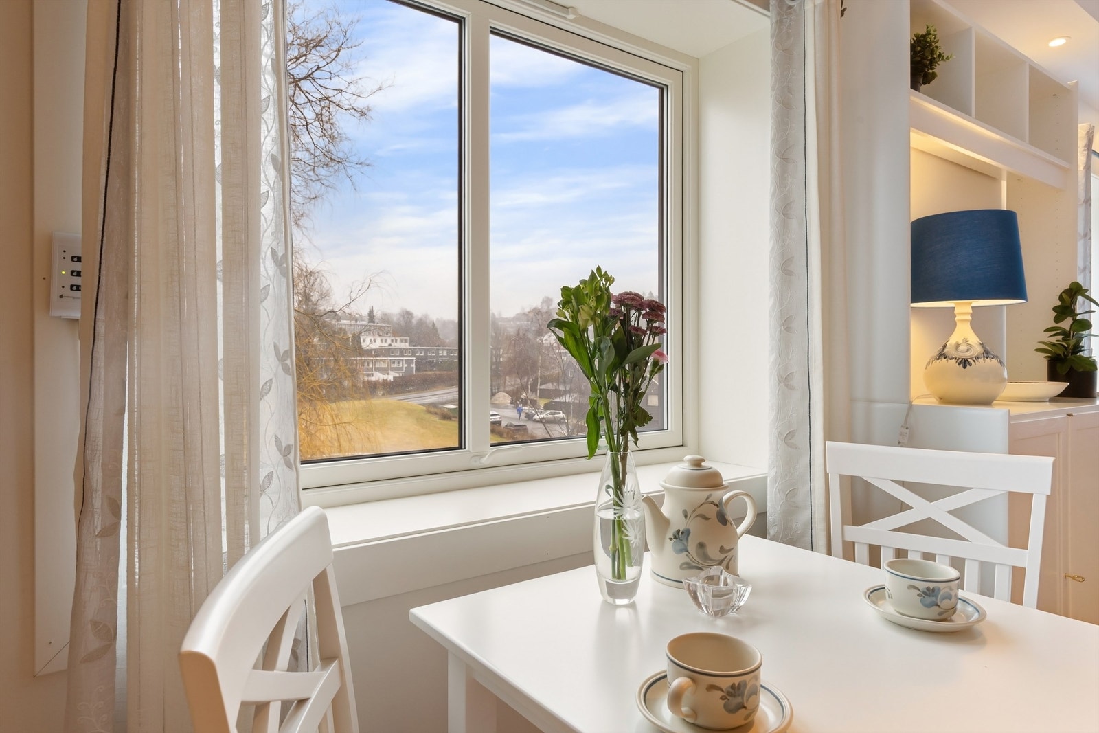 Ved kjøkkenvinduet er det en hyggelig plass for en liten spisegruppe. Galleribilde