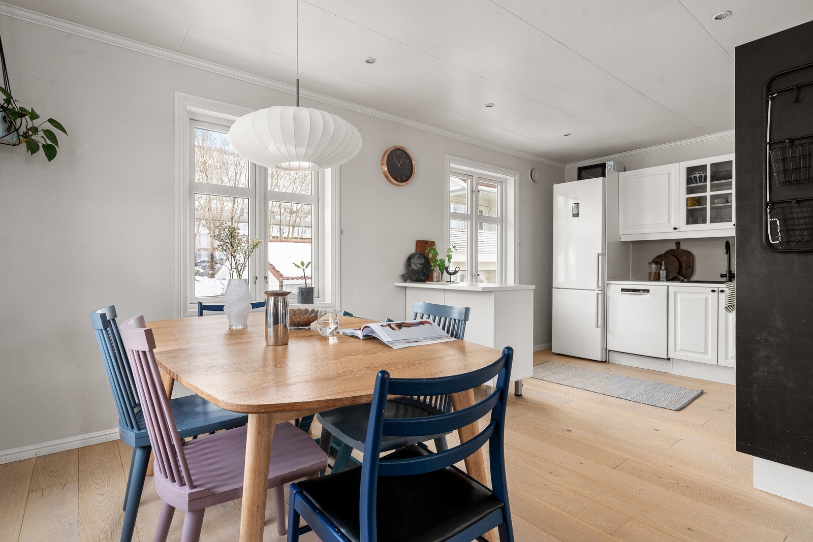 I bakhånd av spisestue ligger kjøkken. Galleribilde