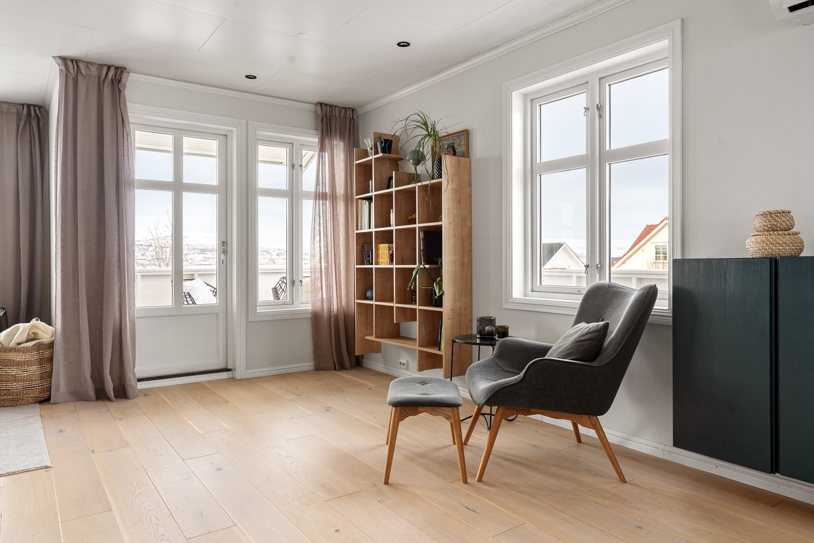 Fra stuen er det utgang til veranda. Galleribilde