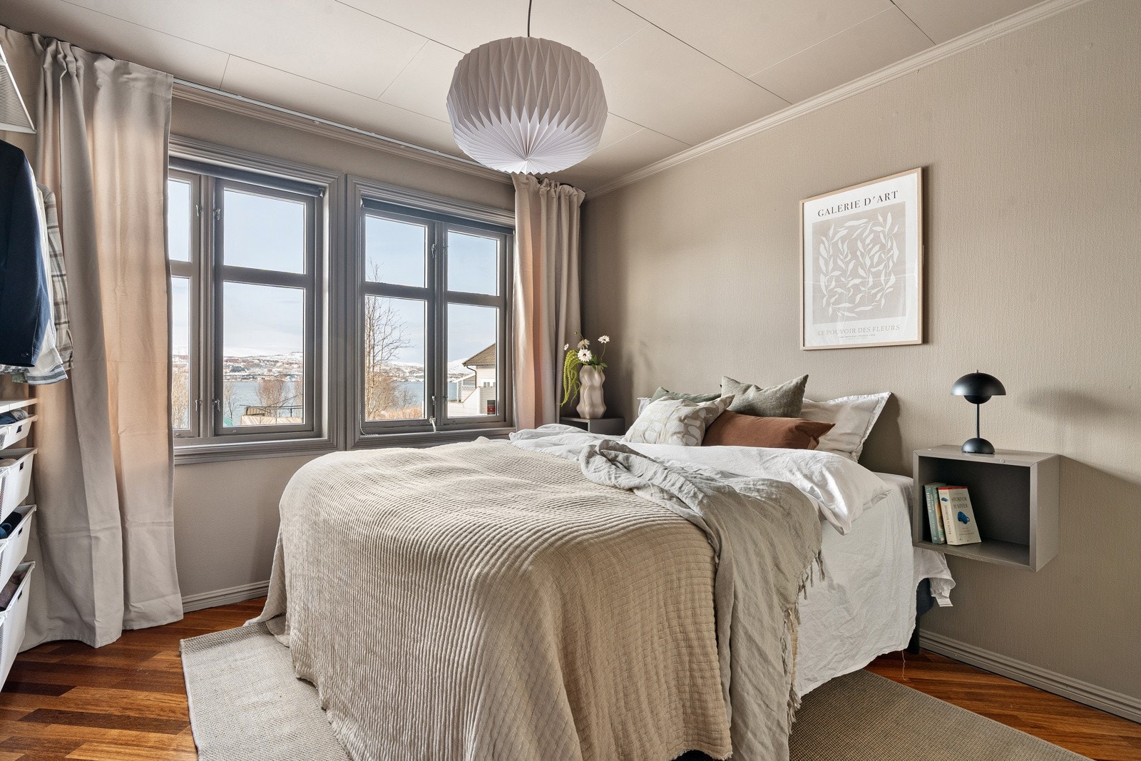 Hovedsoverom med god plass til dobbeltseng. Galleribilde