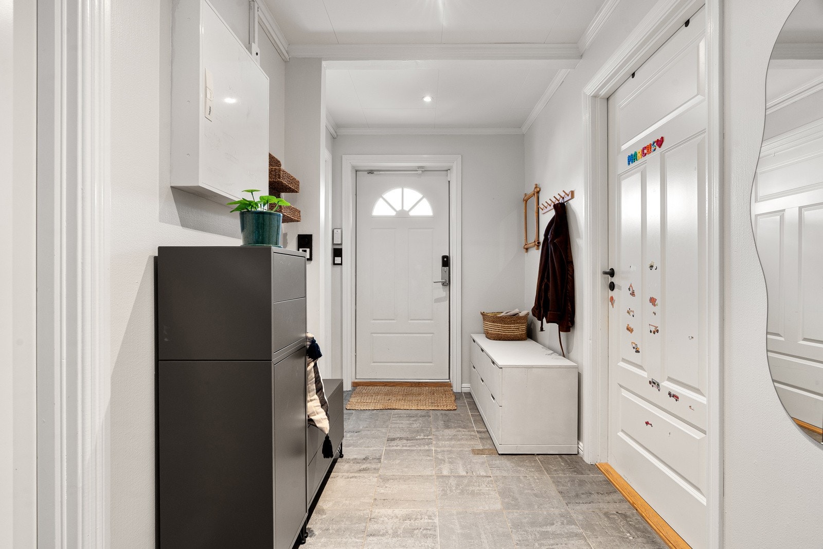 Velkommen inn! Flislagt gang med plass til kommode og oppheng for ytterklær. Galleribilde