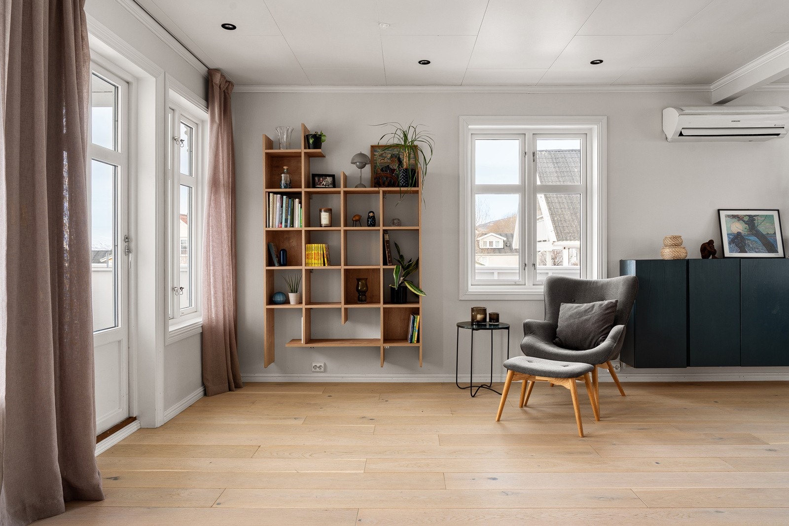 Store vindusflater som gir rikelig med lysinnslipp. Det er montert varmepumpe på stuen. Galleribilde