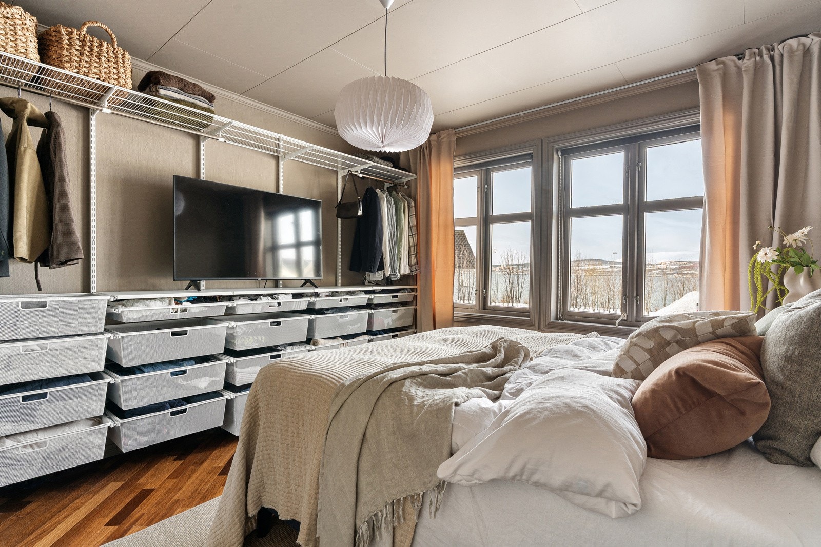 Smart garderobeløsning med god oppbevaringsplass. Galleribilde