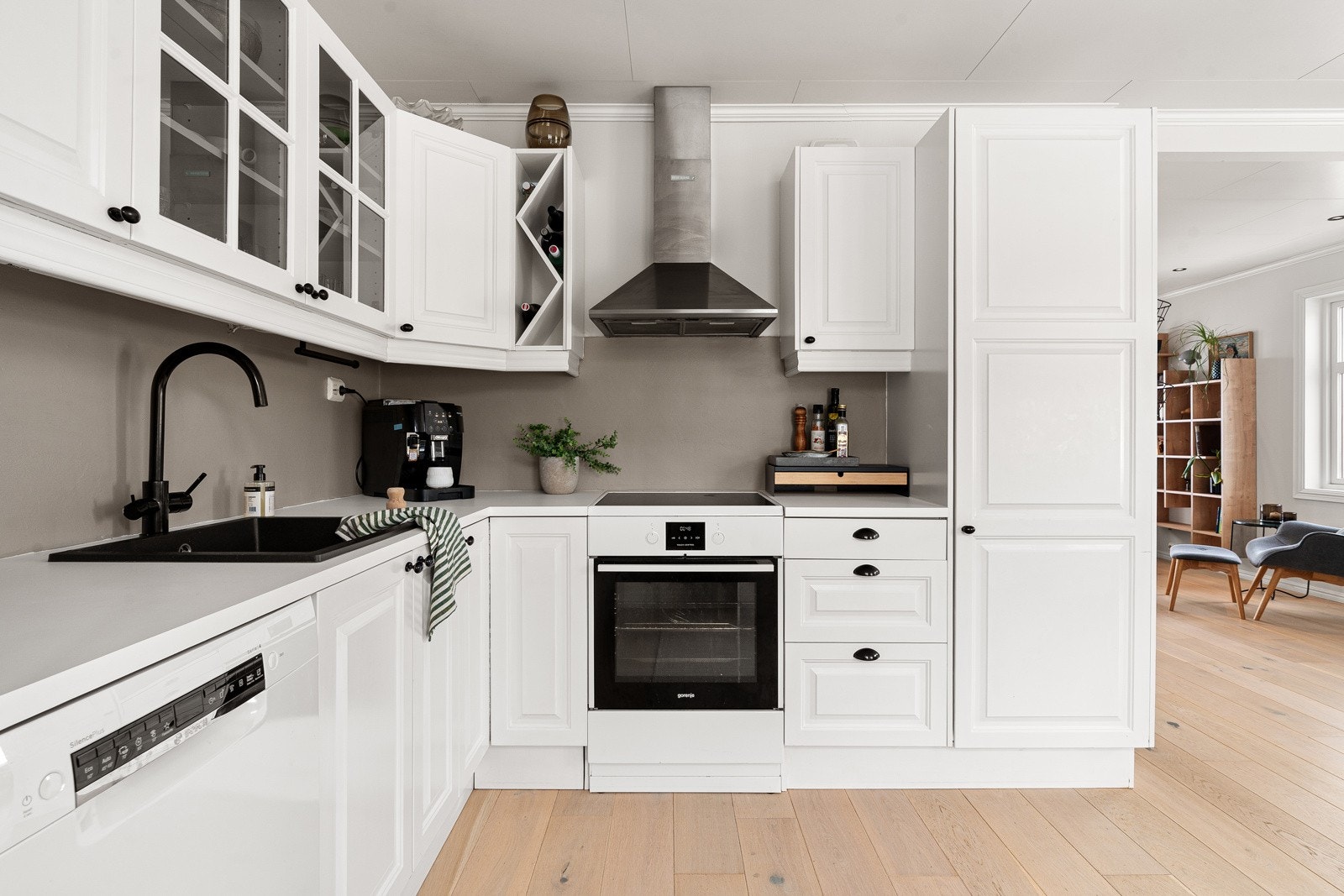 Gode arbeidsforhold på kjøkkenet. Galleribilde