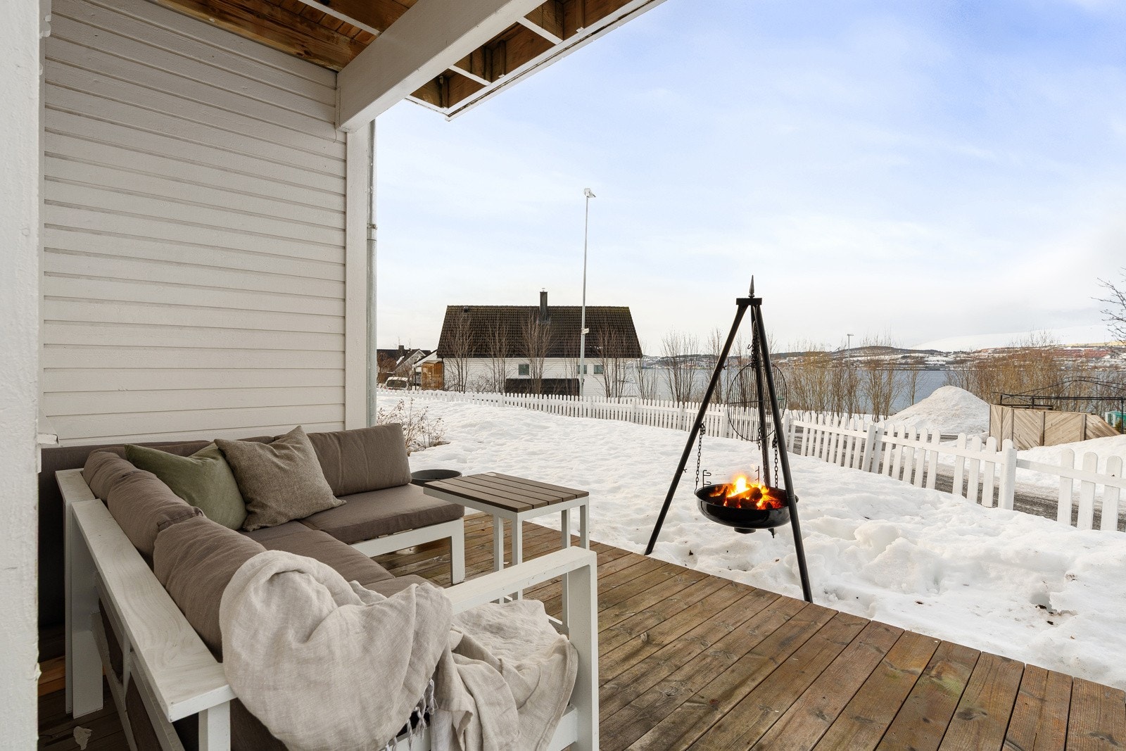 Fin uteplass med gressplen som egner seg for lek og aktiviteter. Galleribilde