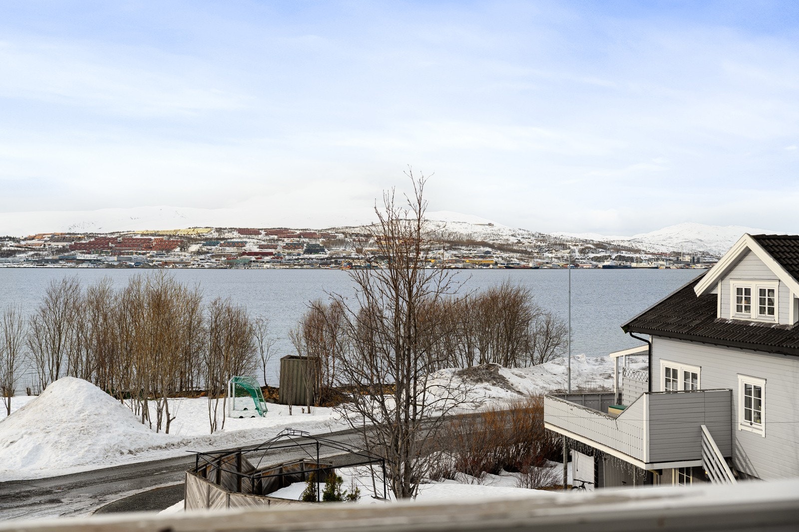 En lekker tomannsbolig med fantastisk utsikt og gode solforhold. Galleribilde