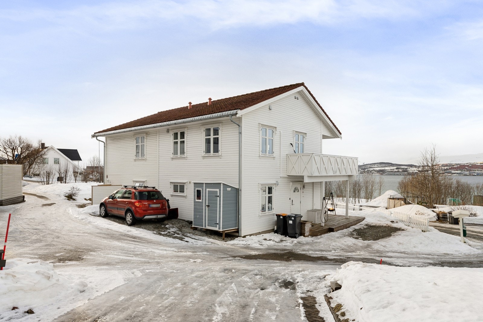 Tomten er opparbeidet med plen og gruset innkjørsel/gårdsplass. Galleribilde