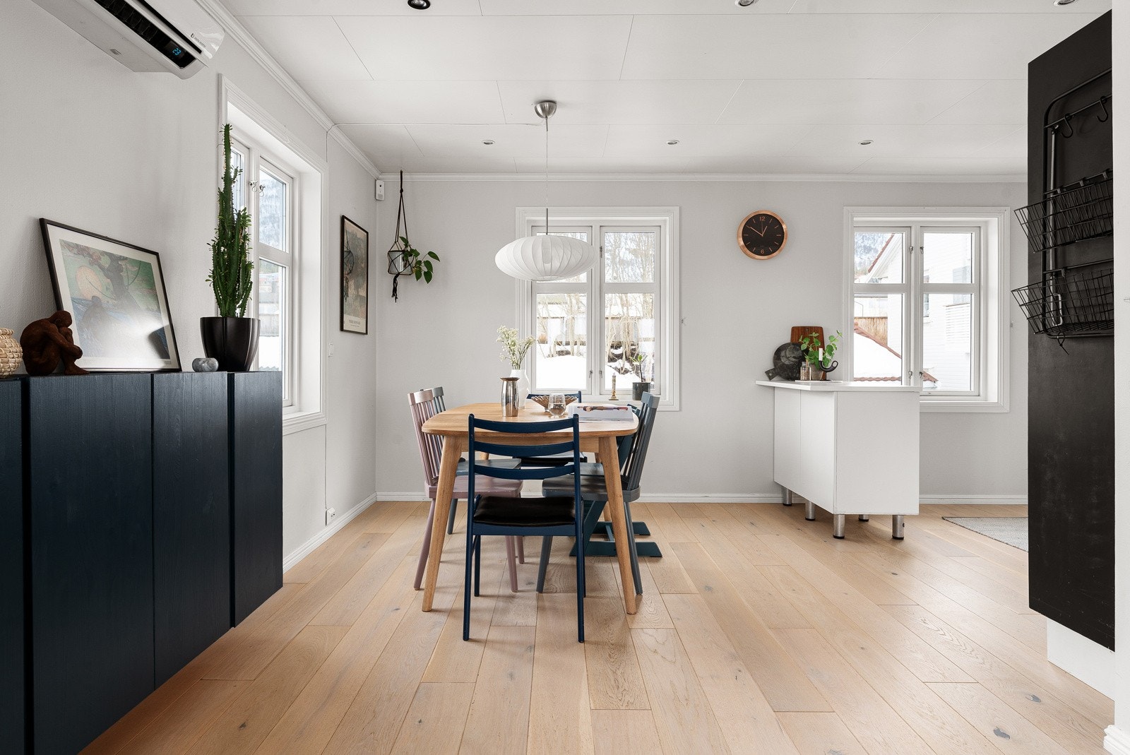 God plass til spisestue i overgang mot kjøkken. Galleribilde