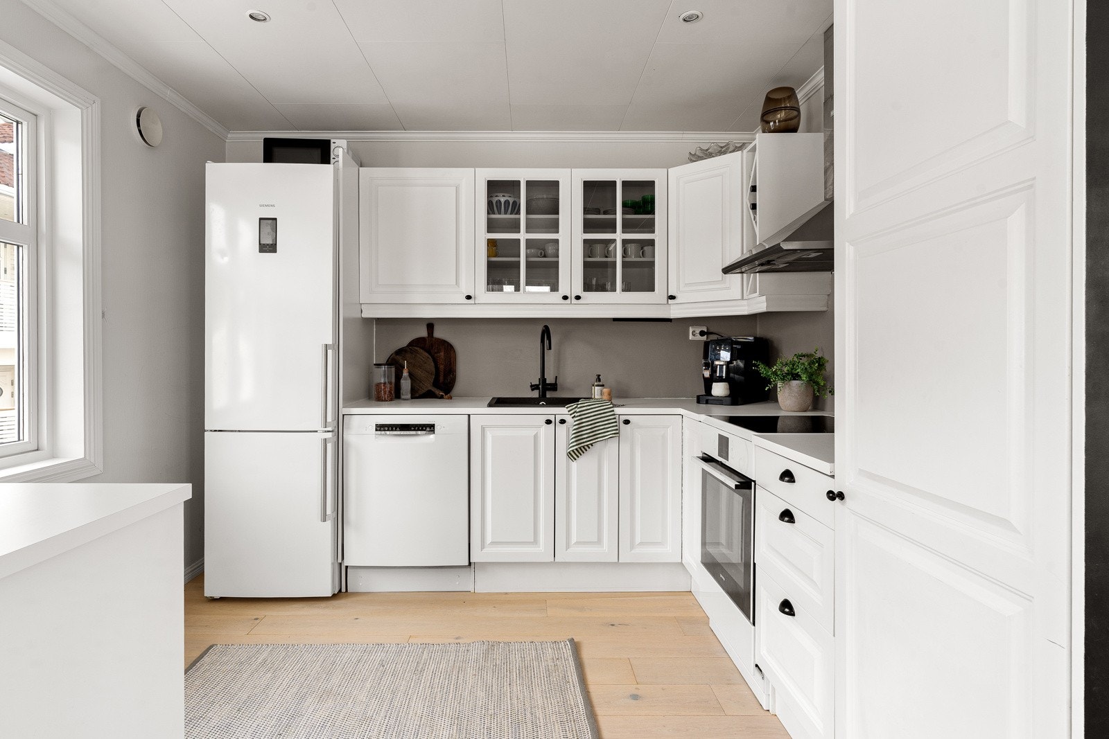 Romslig kjøkken med mye oppbevaringsplass. Galleribilde