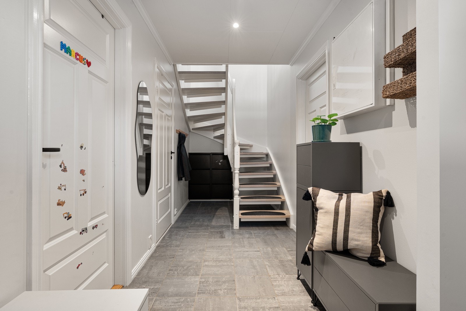 Trapp mellom etasjene. I 1. etasje ligger 3 soverom og bad. Galleribilde