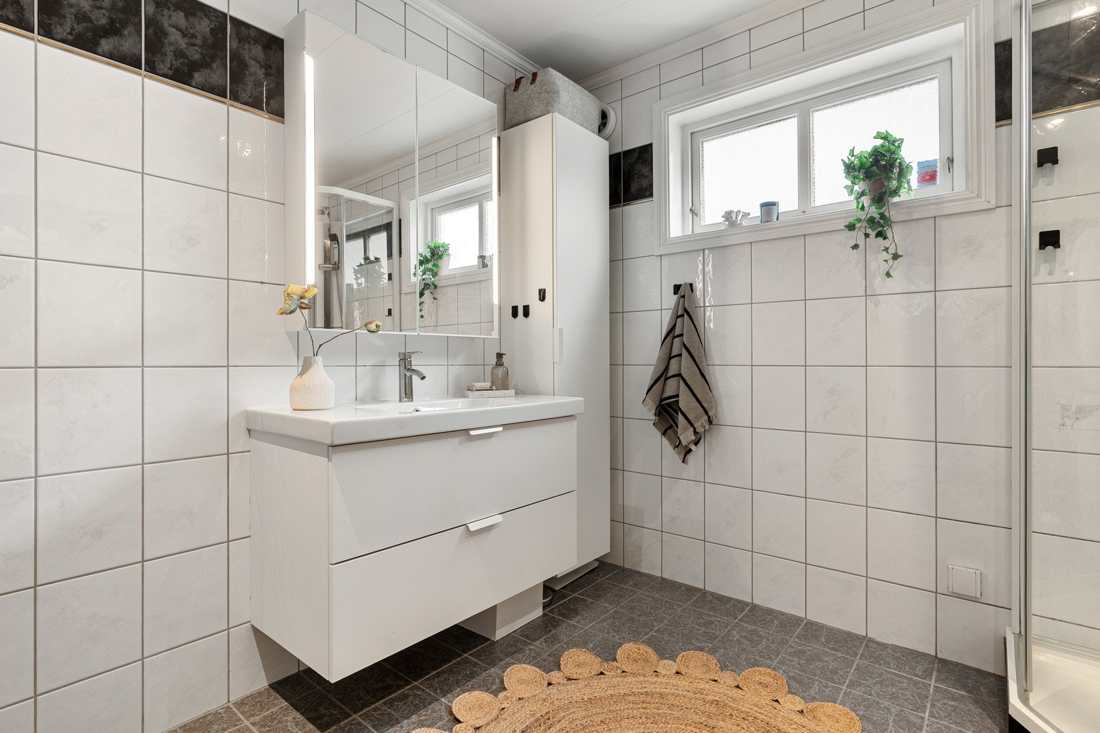 Baderommet har termostatstyrte elektriske varmekabler og spotter i tak. Galleribilde