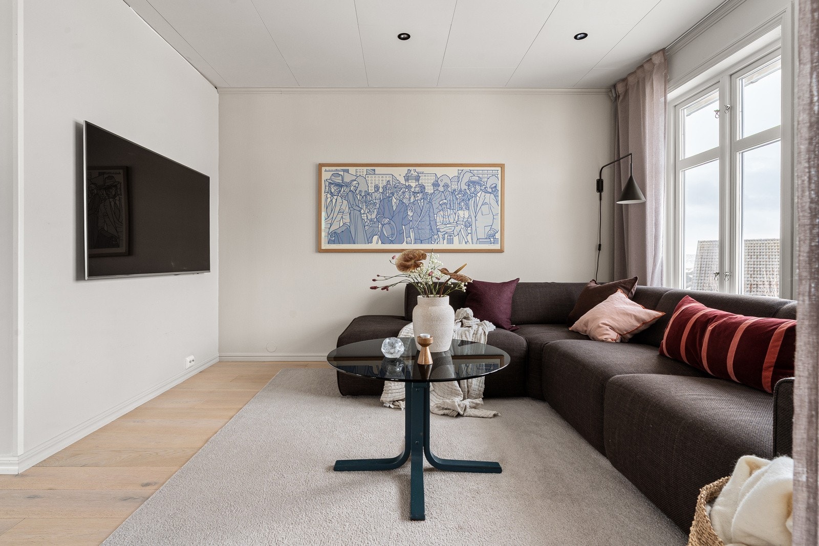 Lun stue med store vindu og spotter i tak. Galleribilde