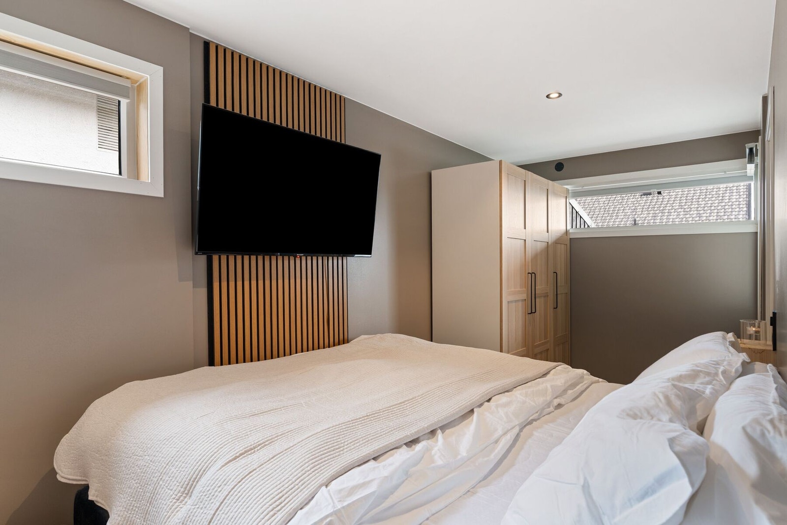 Rommet er malt i den tidsriktige fargen Marrakesh. Spiler på vegg som skaper en kontrast i rommet. Galleribilde