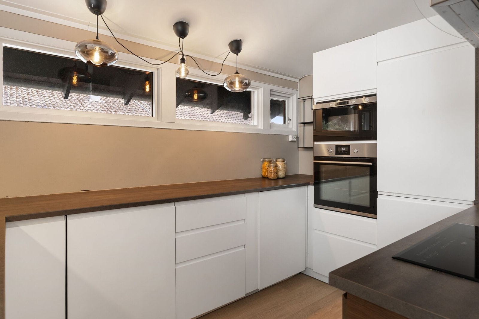 Integrert stekeovn, mikrobølgeovn, oppvaskmaskin, kjøl/frys, ventilator og platetopp medfølger naturligvis handelen. Galleribilde