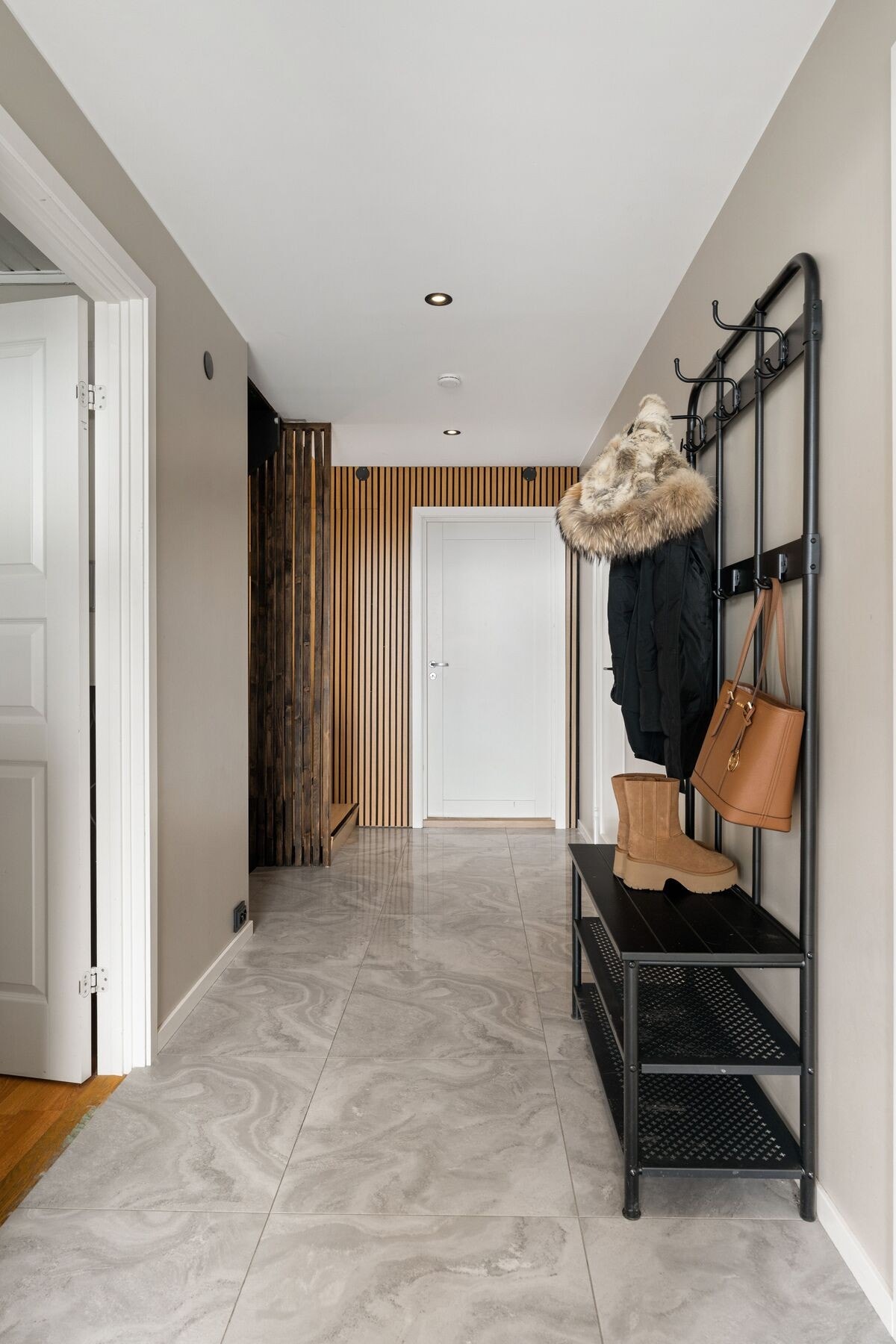 Innbydende entre av god størrelse på 11,7 m². Flislagt gulv med varme som er svært praktisk på vinterhalvåret. Galleribilde