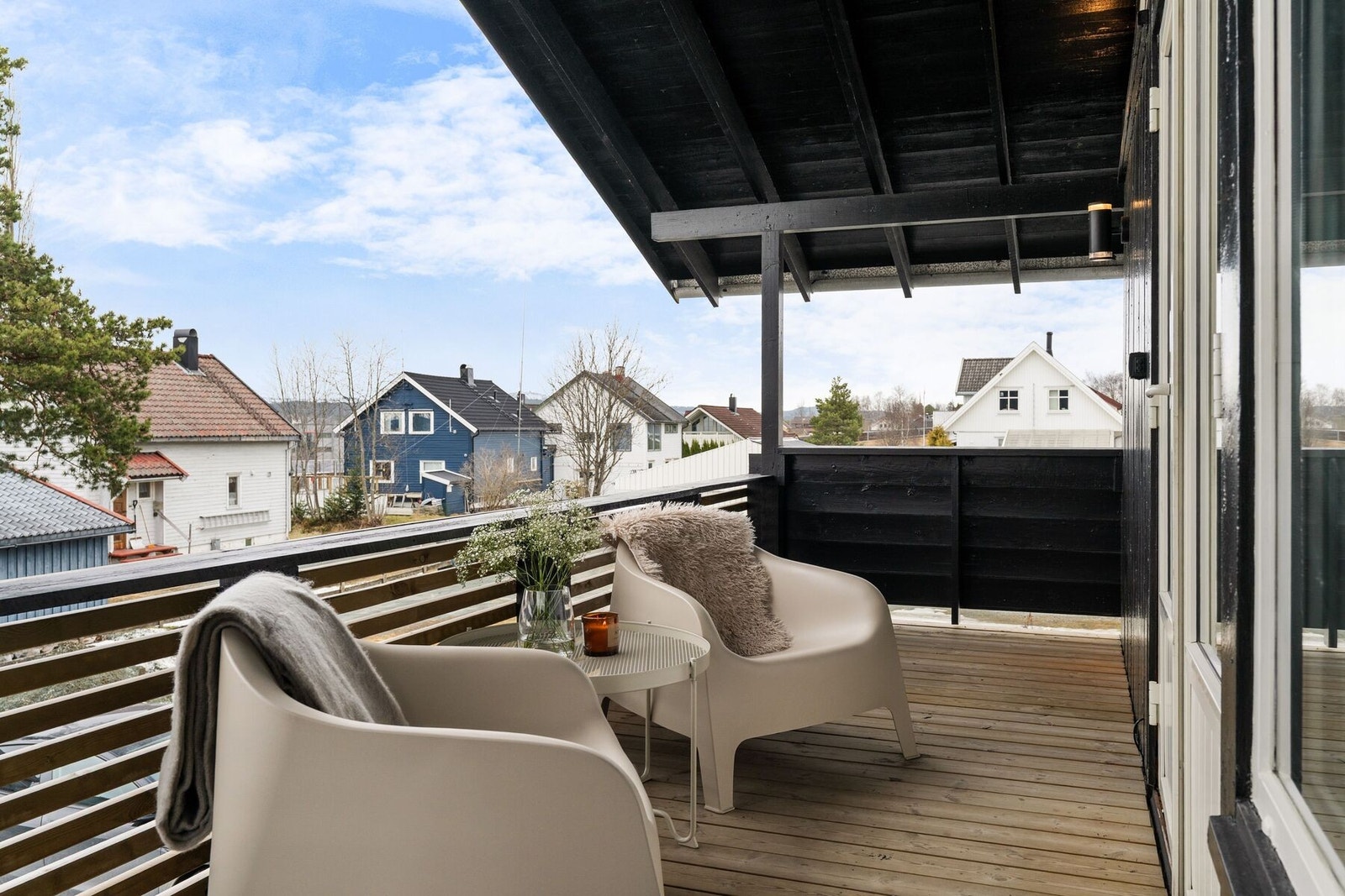 Fra stuen er det utgang til en av tre uteplasser. Terrassen byr på gode sol- og utsiktsforhold, møbleringsmuligheter i flere soner og en forlengelse av stuen på sommerhalvåret. Galleribilde