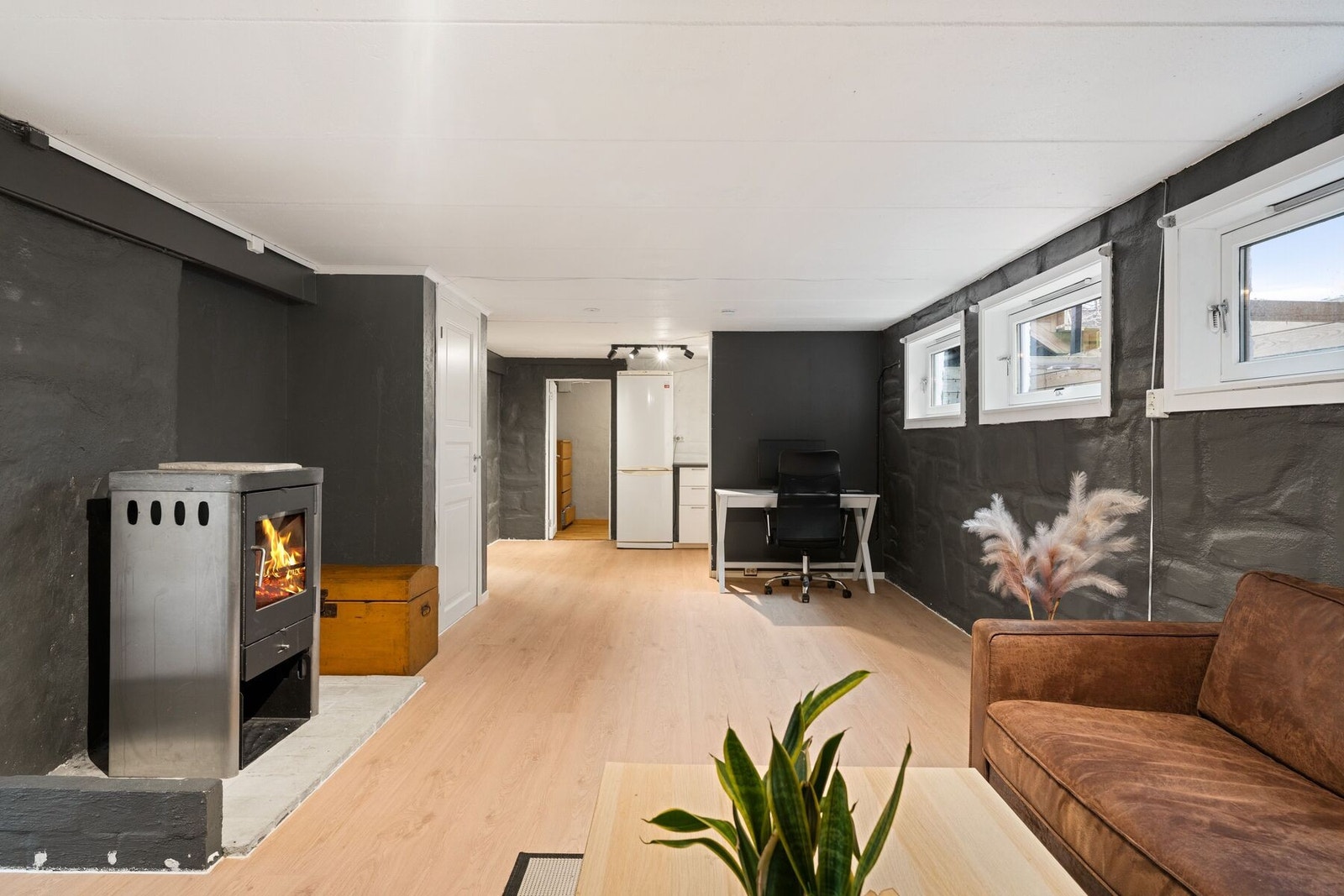 Det ble i mars 2026 lagt nytt gulv i dette rommet. Oppvarming via vedovn og varme i gulv i hele etasjen (ikke soverom). Galleribilde