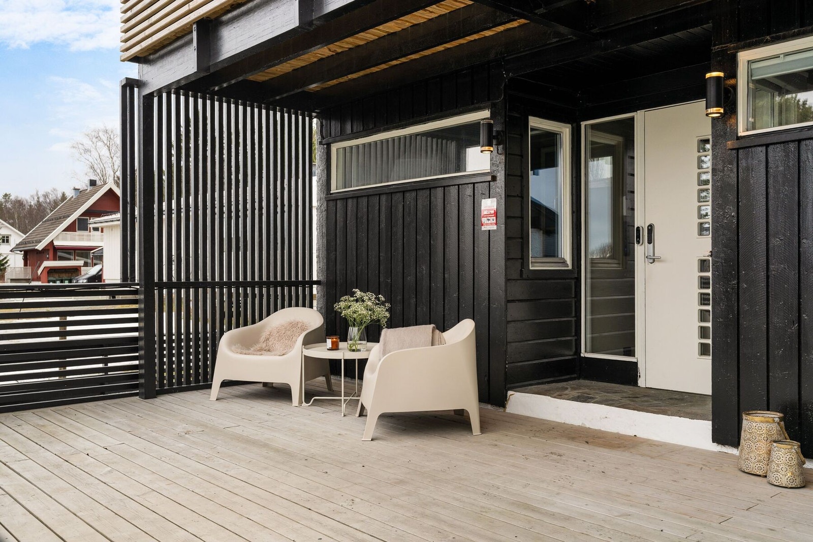 Enebolig på hele 192 m² BRA-i fordelt over tre plan som siden 2022 har gjennomgått verdifulle oppgraderinger. Galleribilde