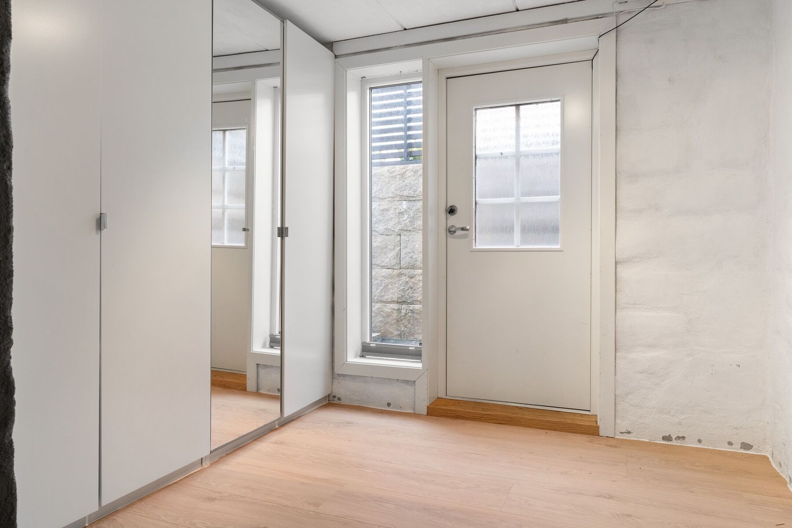 Plassbygd garderobeinnredning med god plass til klær og sko. Galleribilde