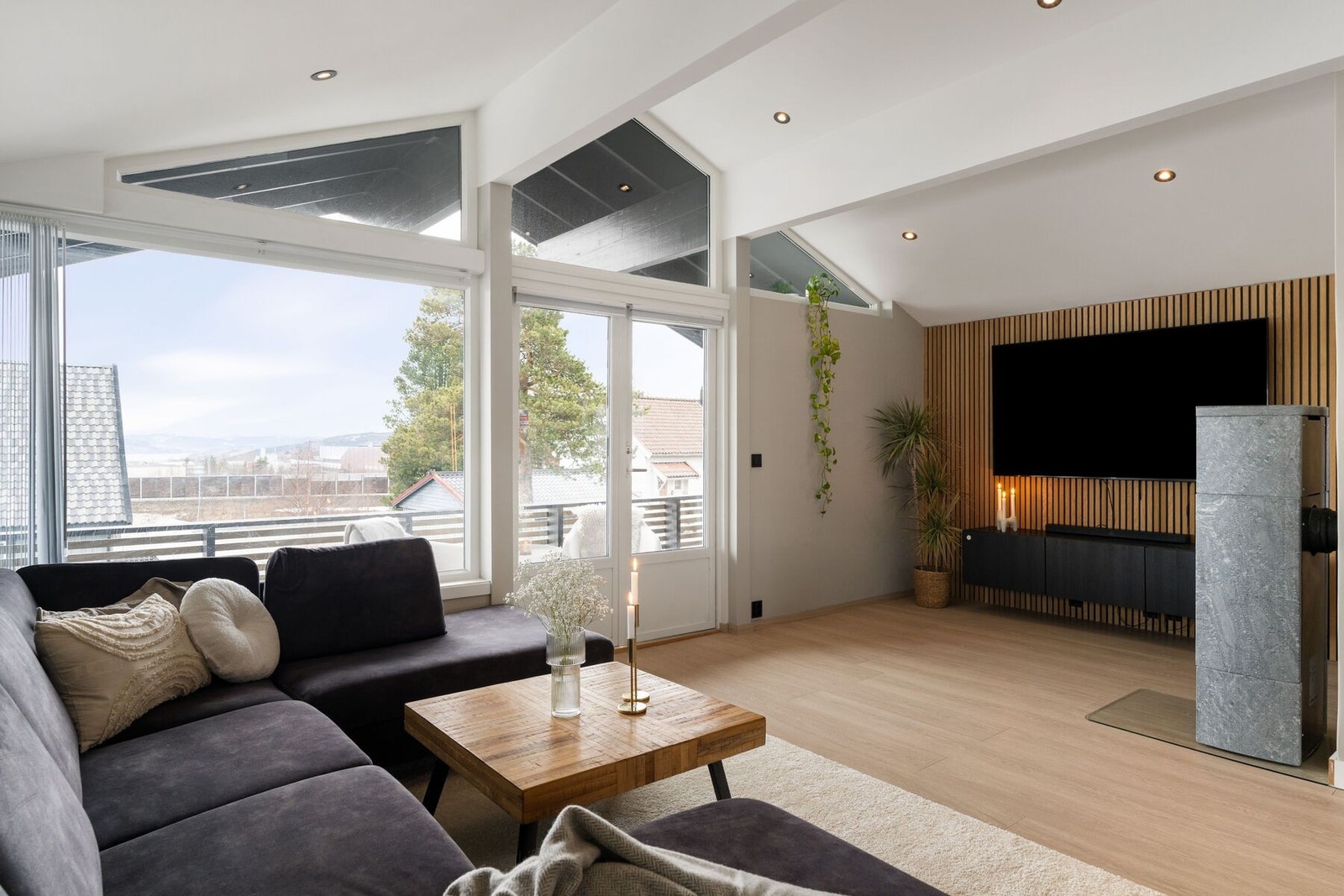 Vegger og vinduskarmer ble i 2025 malt profesjonelt i tidsriktig nyanse. Downlights i himling installert i 2023. Galleribilde