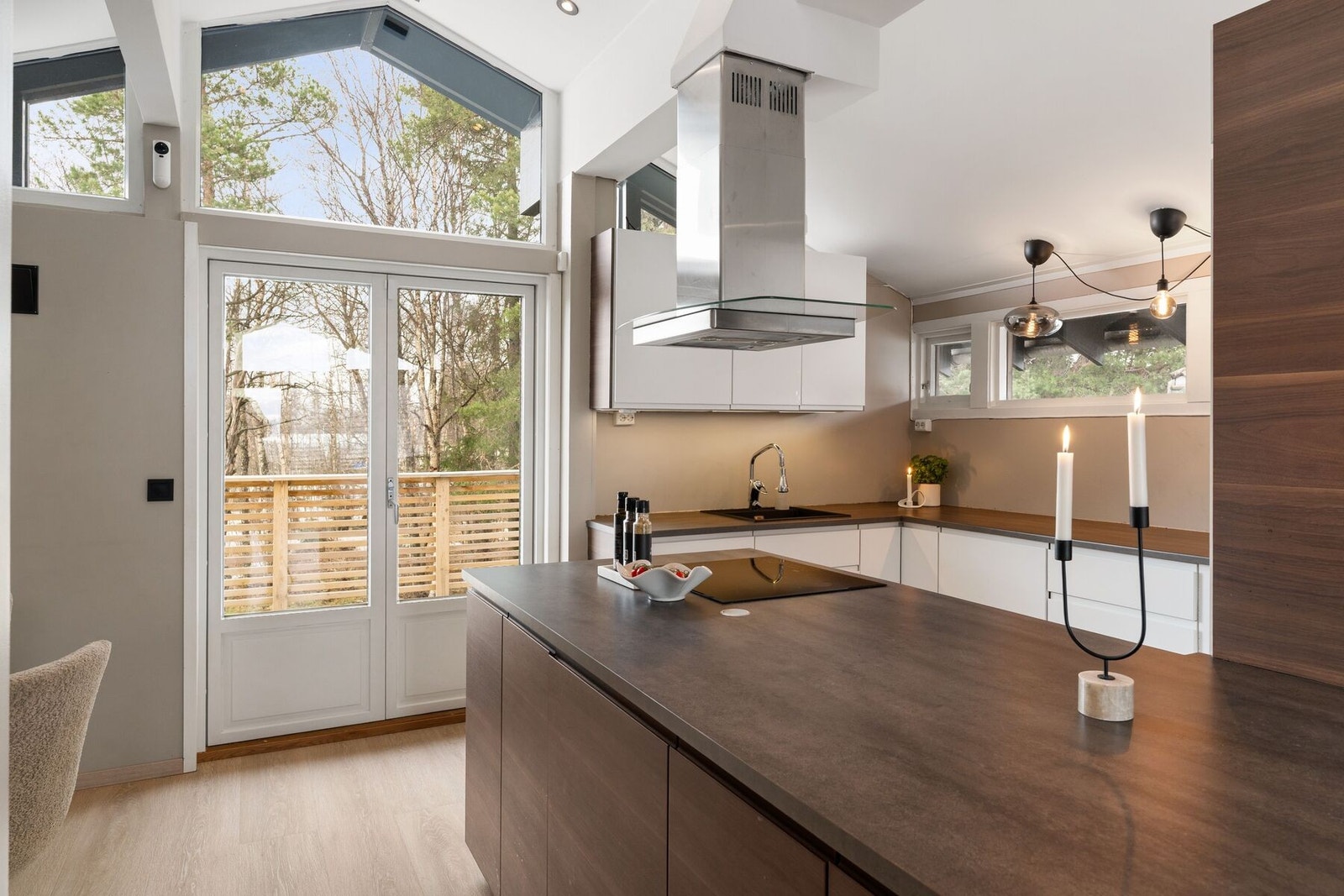 Den åpne-løsningen på kjøkkenet skaper et hyggelig samlingspunkt for familien og kvelder i godt selskap. Galleribilde