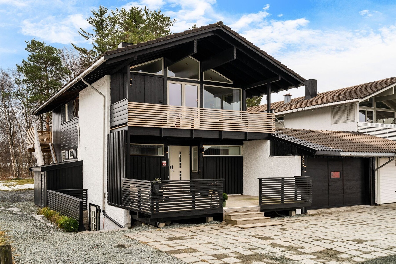 Velkommen hjem til Sandmovegen 125 - en innholdsrik familiebolig som bla. byr på to hybler, god beliggenhet i feltet, fin tomt med hage og garasje. Galleribilde