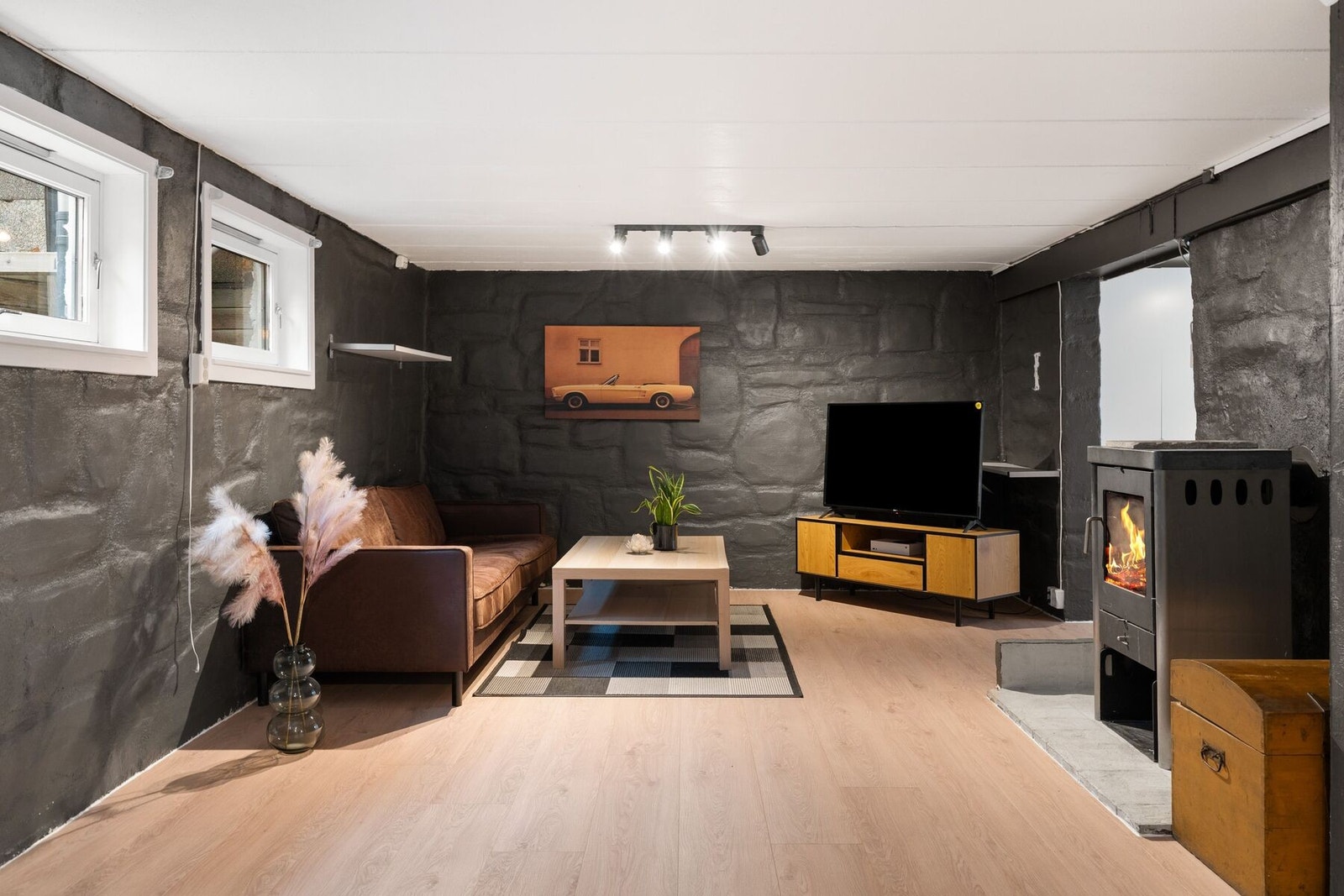 I den andre hybelen er det et stort oppholdsrom med stue/kjøkken på 31 m². Galleribilde