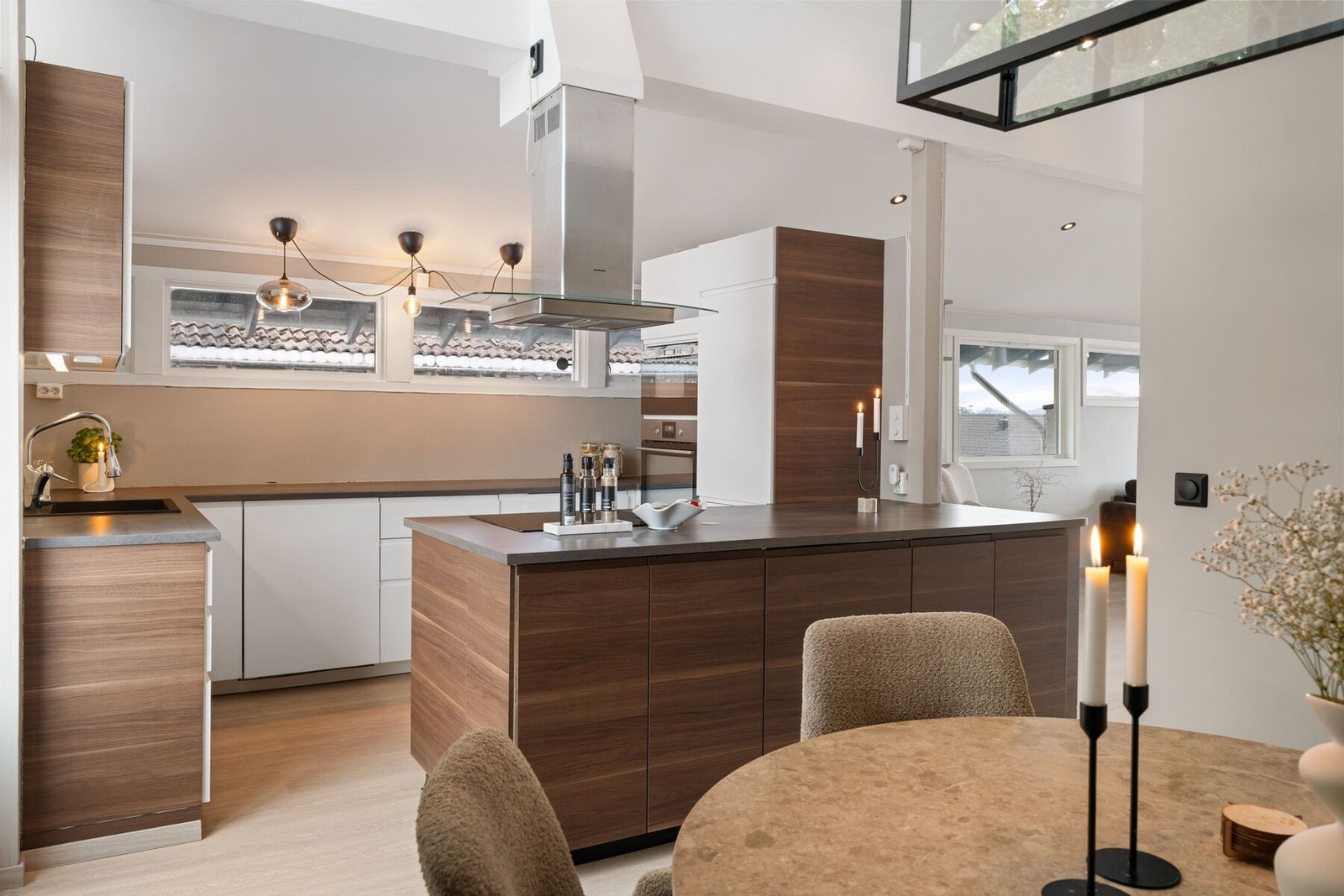 Kjøkkenets utforming og store arbeidsflater gjør at det er meget funksjonelt. Galleribilde