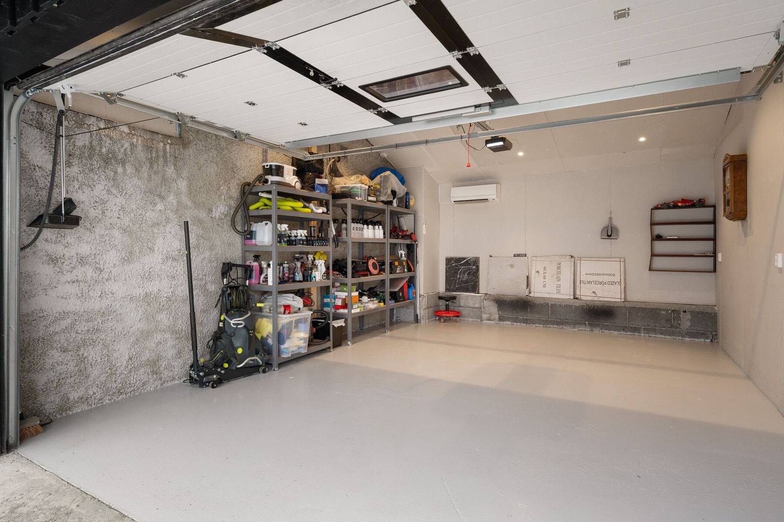 Garasjen måler 24,6 m² og innehar kvaliteter som ny elektrisk port fra 2023, varmepumpe og er isolert. 2 elbilladere på utsiden. Galleribilde