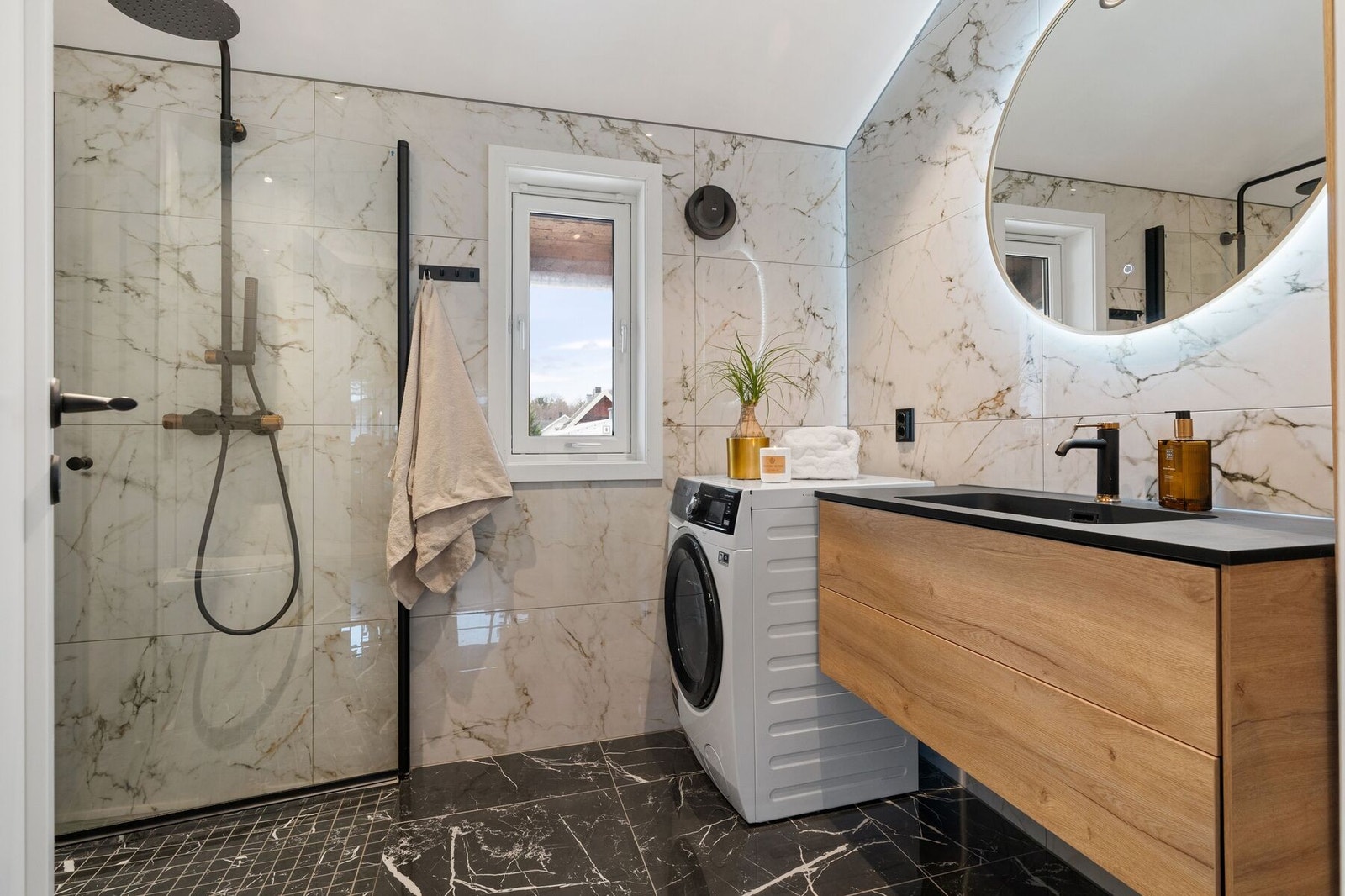 Badet ble i 2023 oppgradert i sin helhet. Godt materialvalg med flis i marmoretterlikning som gir et eksklusivt utrykk, downlights og god takhøyde. Galleribilde