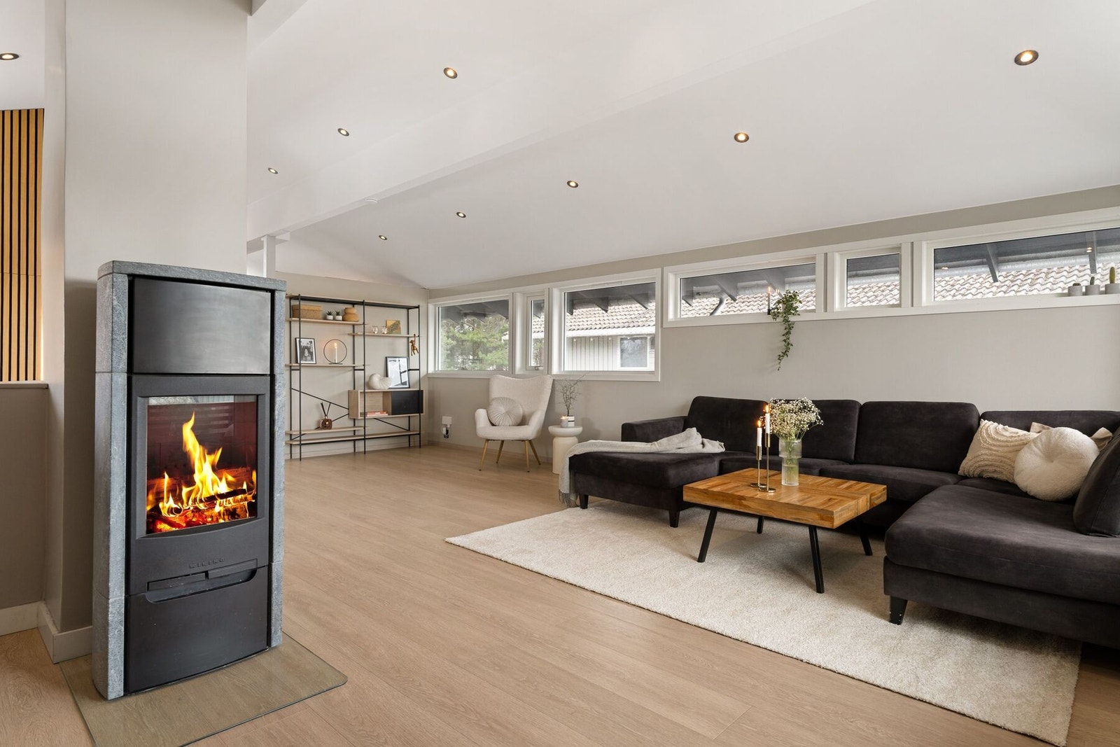 Boligen oppvarmes av en sentralt plassert vedovn, varmepumpe og elektrisk via varmekabler på enkelte rom. Galleribilde