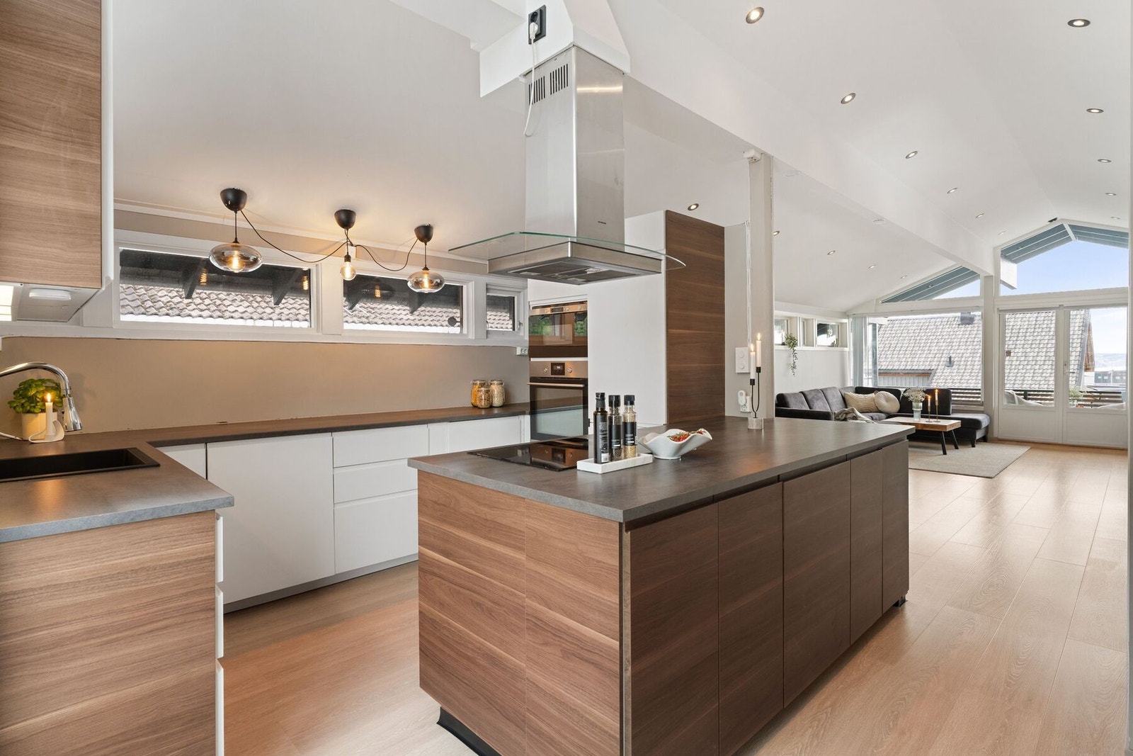 Innholdsrikt kjøkken fra 2020 med rikelig av skap-, benke og skuffeplass som kommer godt med i en familiebolig. Galleribilde