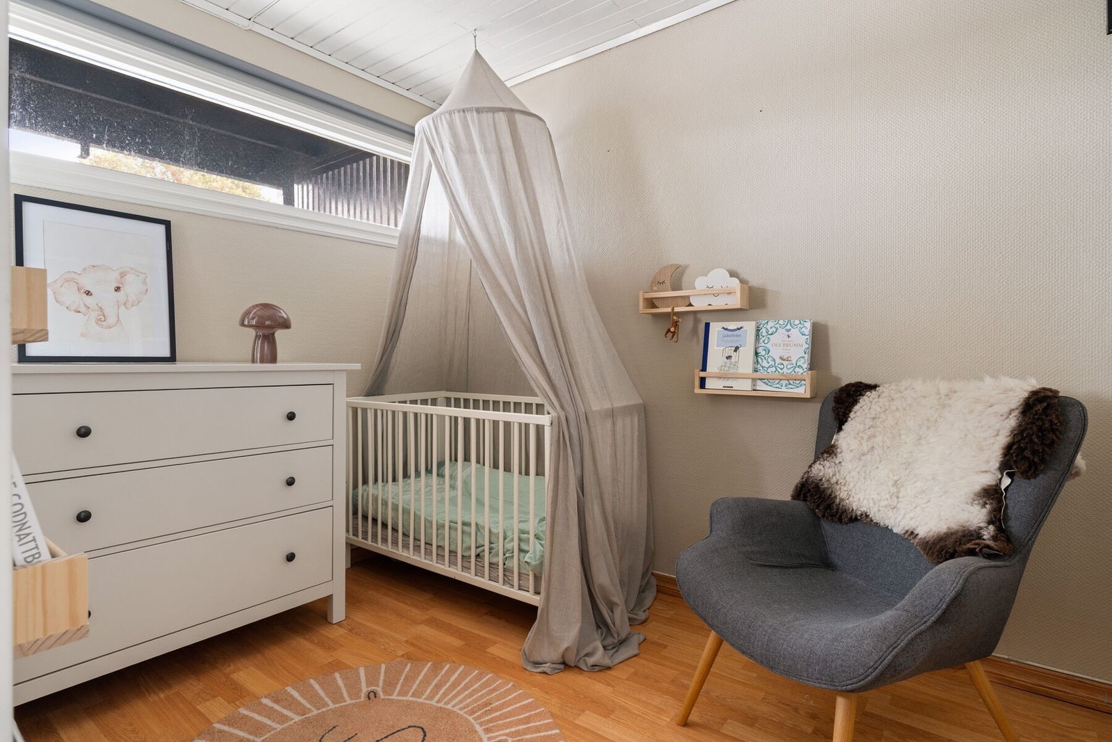 Soverom på 6,5 m² som passer utmerket som barnerom. Galleribilde