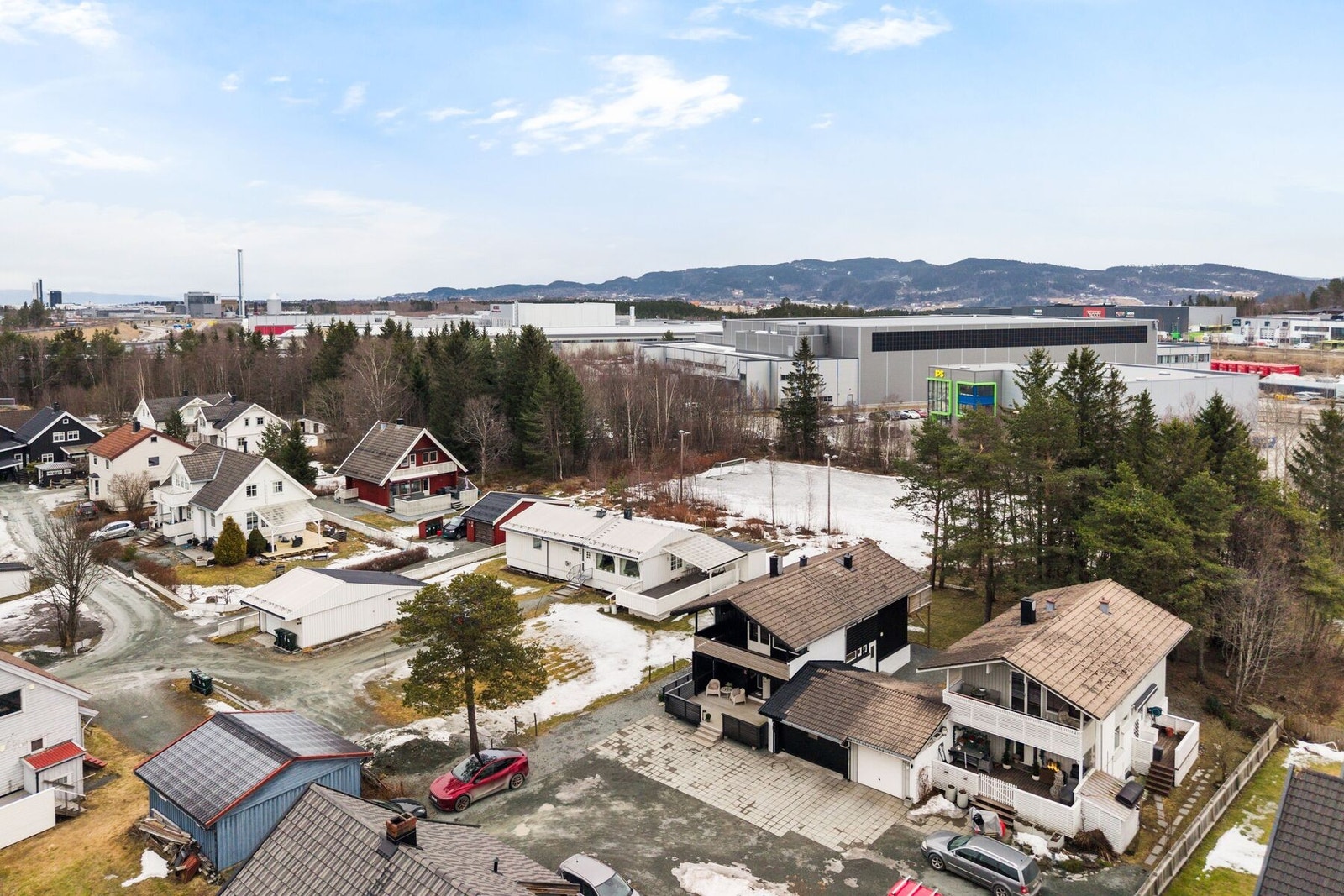 Eiendommen ligger skjermet til og har en svært barnevennlig beliggenhet med både hage, barnehage, skole og fotballbane rett i nærheten. Galleribilde