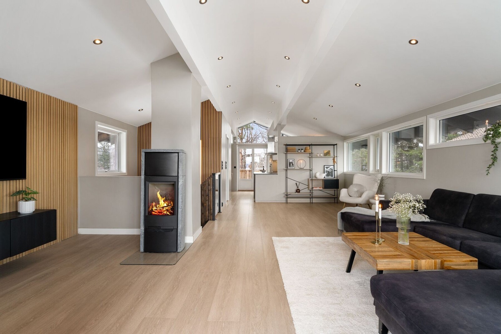 Legg igjen merke til den gode takhøyden og vindusflatene som strekker seg helt til himlingen og sørger for en godt gjennomlyst bolig. Galleribilde