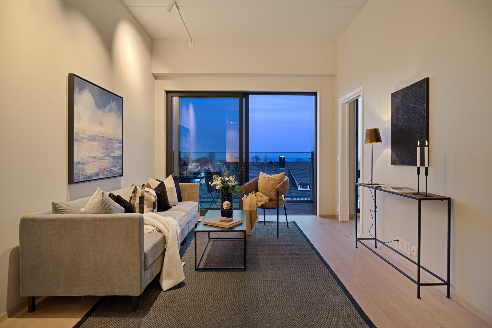 Leiligheten er malt opp i en lys, beige fargetone som passer leiligheten utmerket. Det er også montert spotskinne for god belysning. Galleribilde