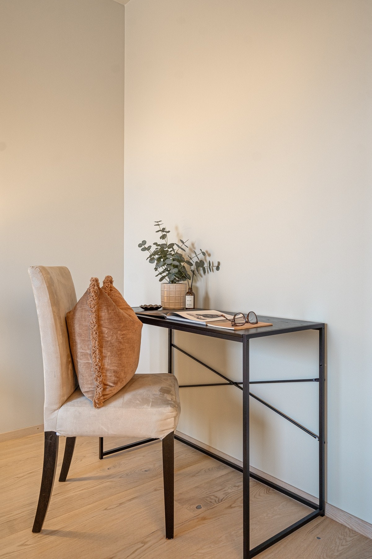 Fin plass til skrivebordsløsning på hovedsoverommet Galleribilde