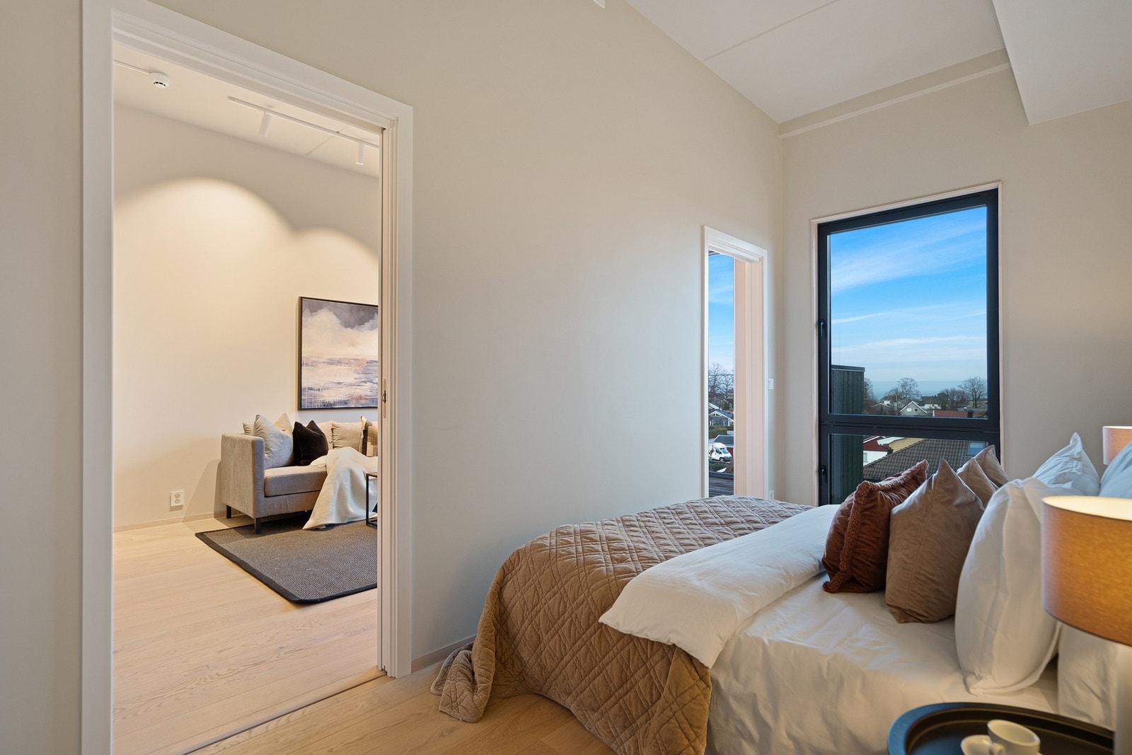 Super soveromsløsning med fin plass til dobbelseng og dører på hver side for enkel adkomst Galleribilde