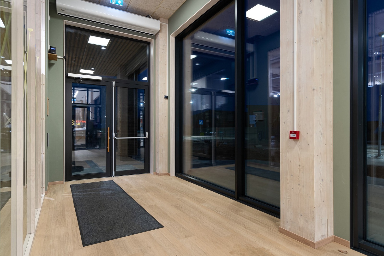 Felles inngangsparti som også fører til dagligvarebutikken m.m. Galleribilde