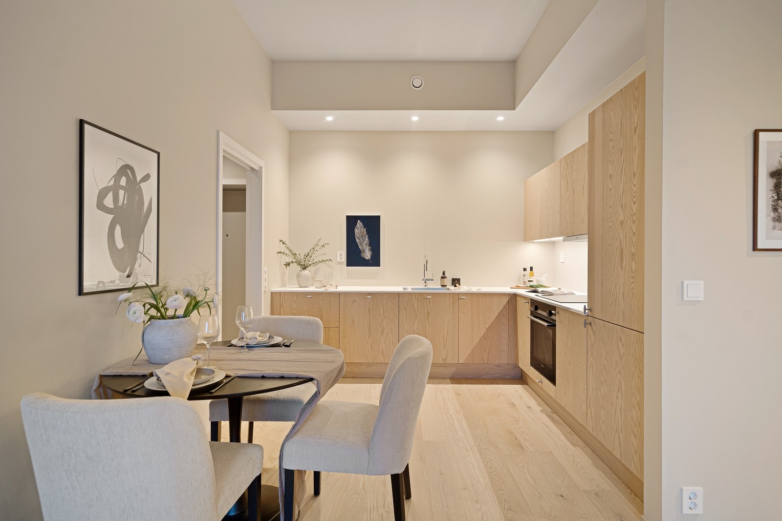 Ekstra belysning over kjøkkenbenken, samt Plejd-app for styring av alle lys Galleribilde