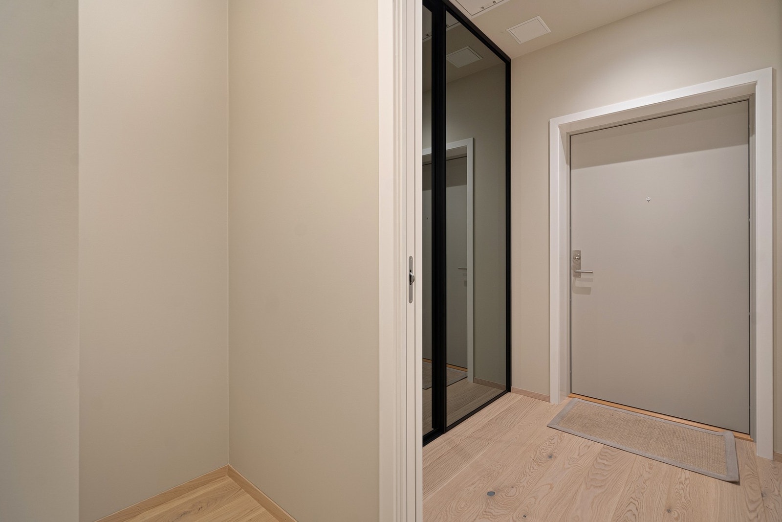 Innvendig bod/walk in mulighet (samt bod i kjelleren) Galleribilde