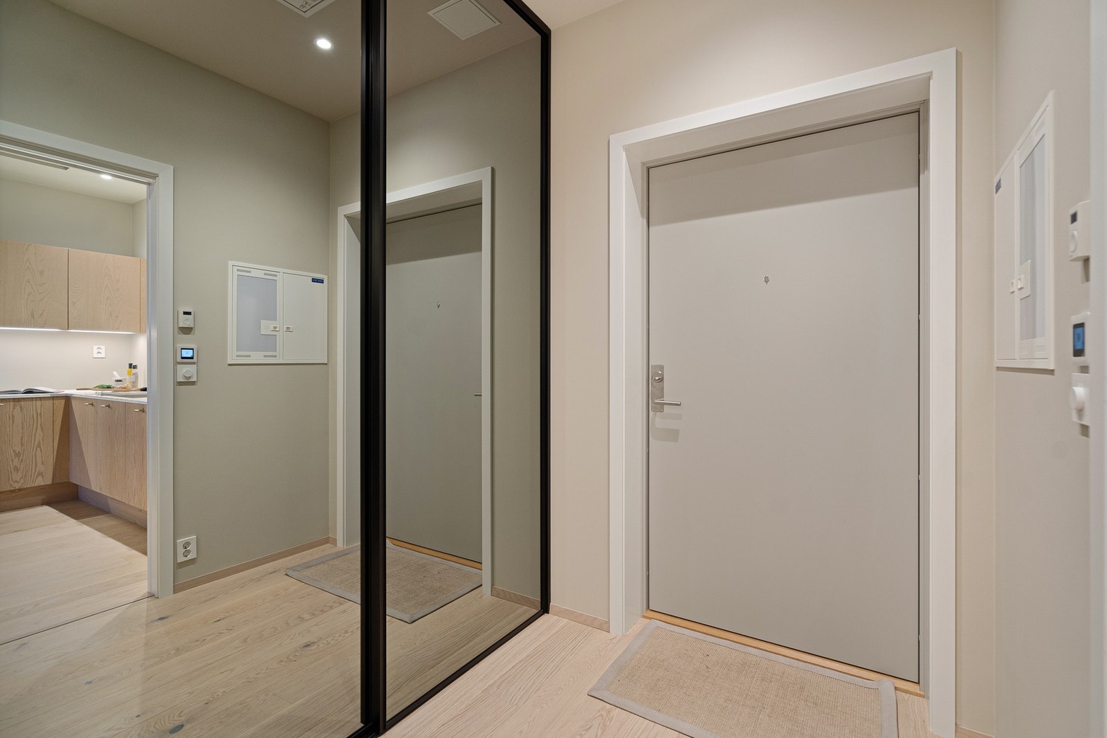 Skyvedørsgardeobe med sotede speildører fra Svane (takhøy) med mulighet for innredning Galleribilde