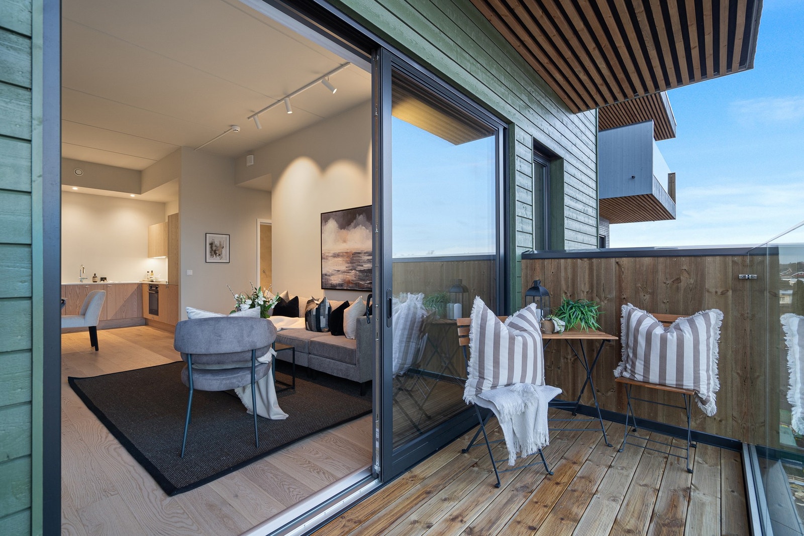 Fin balkong med stor skyvedør og skjermet beliggenhet med overbygg Galleribilde