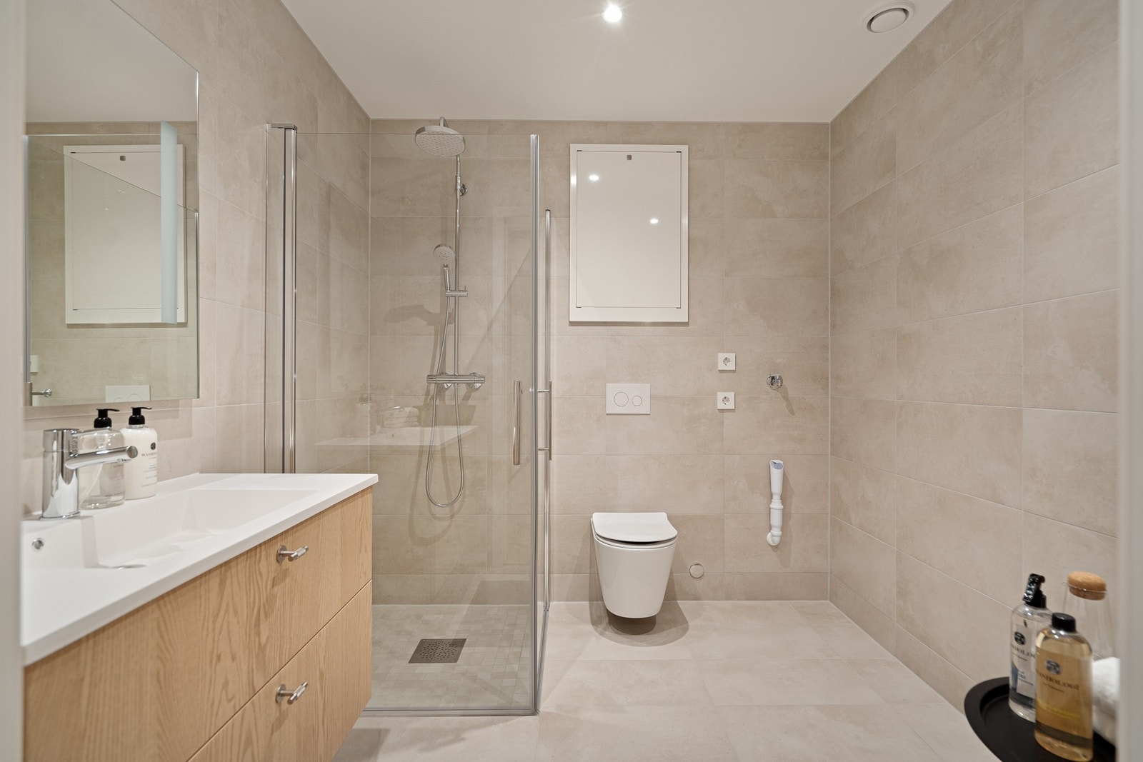 Delikat bad med tilsvarende innredning som på kjøkkenet Galleribilde