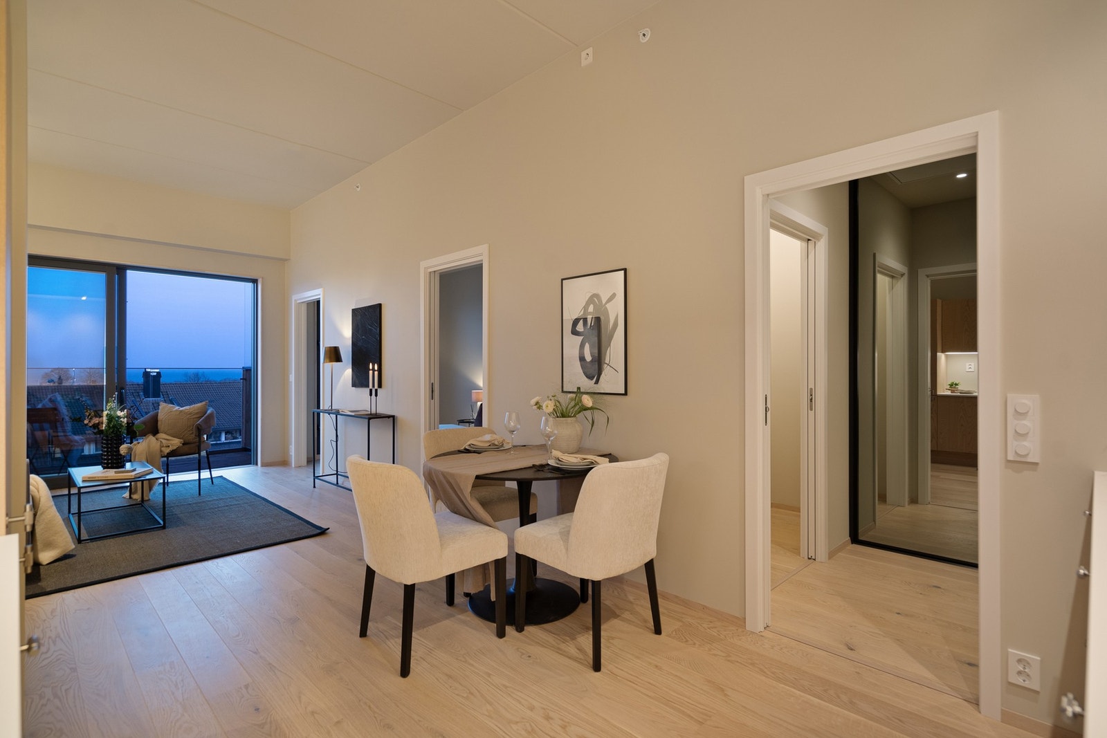 Det er lagt enstavs eikeparkett i alle rom foruten badet, samt gipsede vegger. Galleribilde